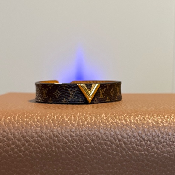 Louis Vuitton essential V Bracelet size 15 - Picture 1 of 3